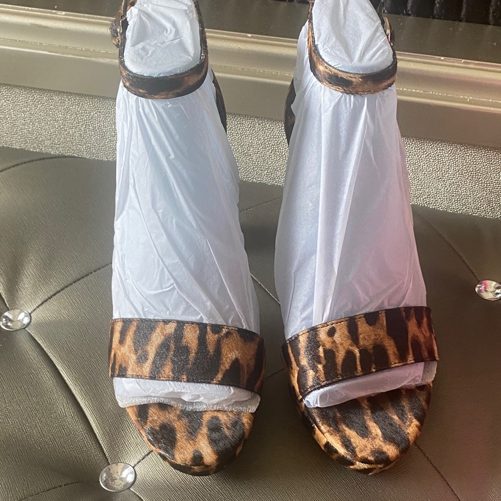 NEW IN BOX!! Vince Camuto Leopard Print Calf Hair Heels SZ 8M - Picture 3 of 5